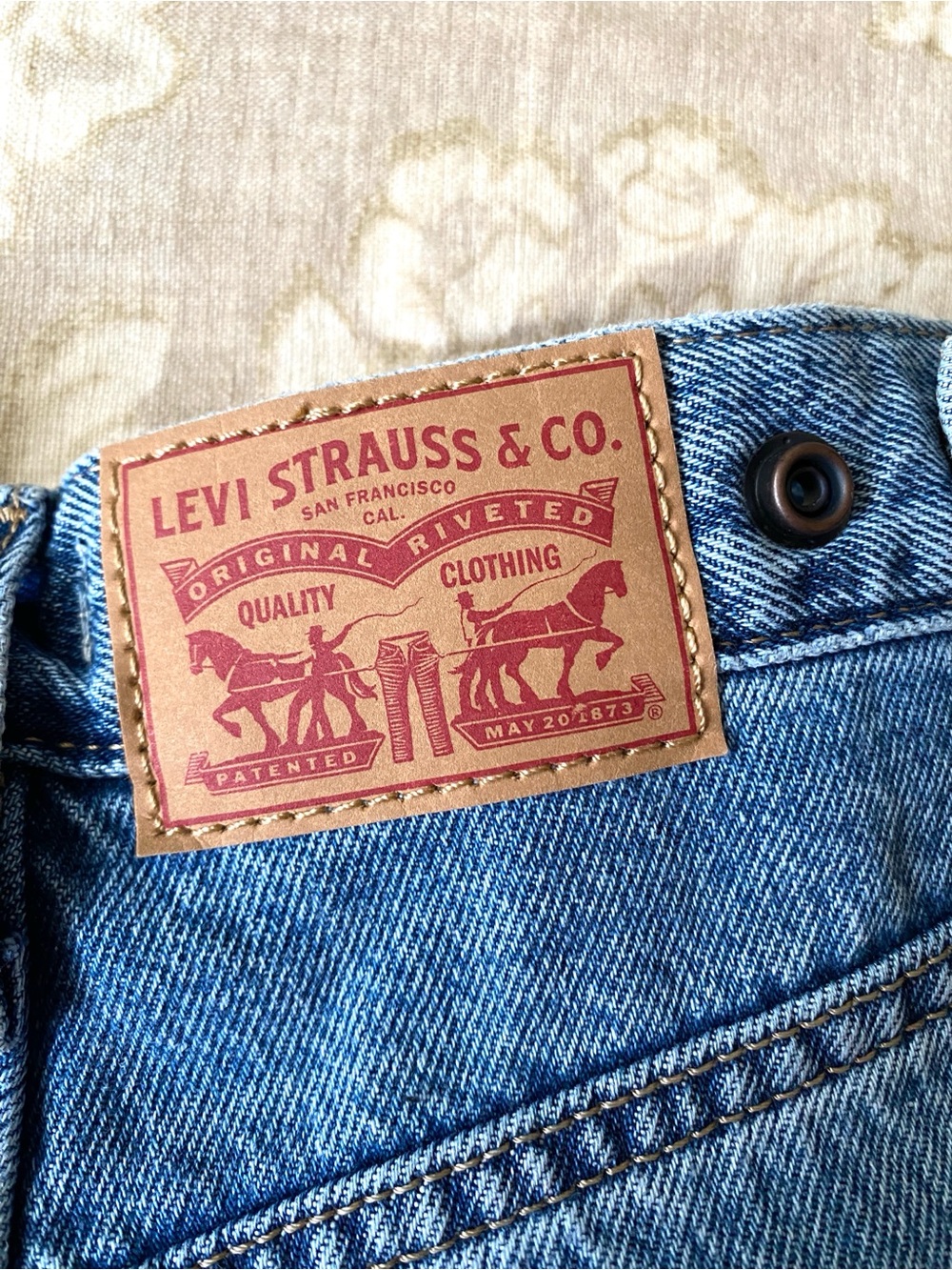 Levi’s Cinch Barrel Jeans Wide Leg Medium Wash Light Distress Fading Size 26 - Picture 5 of 16